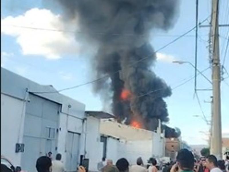 Voraz incendio consume bodega en San Nicolás; moviliza bomberos y provoca evacuaciones