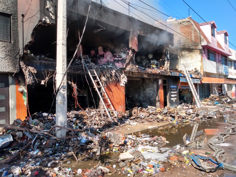 Voraz incendio consume ferretería y bodega en Zamora