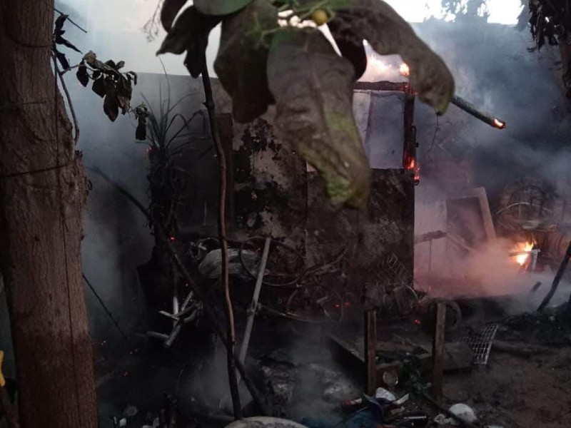 Voraz incendio consume vivienda en Gabriel Leyva Solano, Guasave
