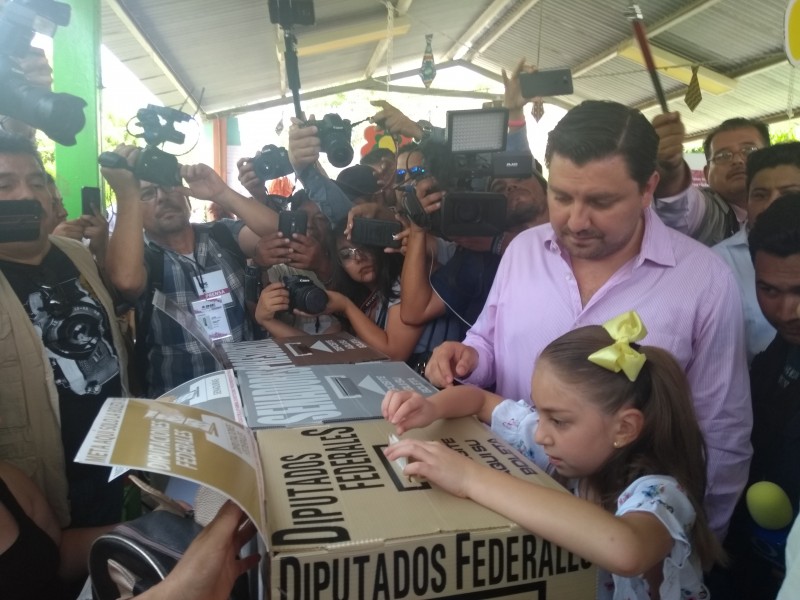 Vota candidato a gobernador Fernando Castellanos