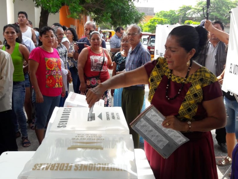 Vota Gloria Sánchez en Juchitán