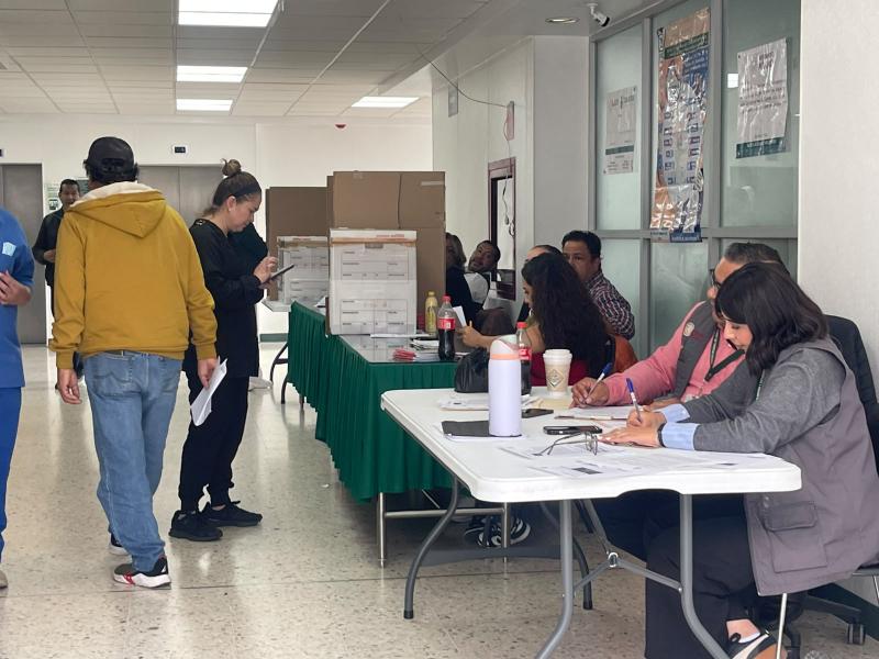 Votan trabajadores del Instituto Mexicano del Seguro Social en medio de hermetisimo