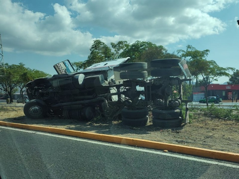 Vuelca acamión en Morelos y Valtierra