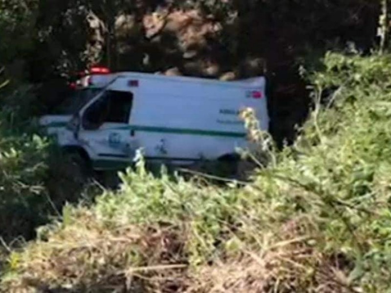 Vuelca ambulancia sobre carretera Tepic-Compostela