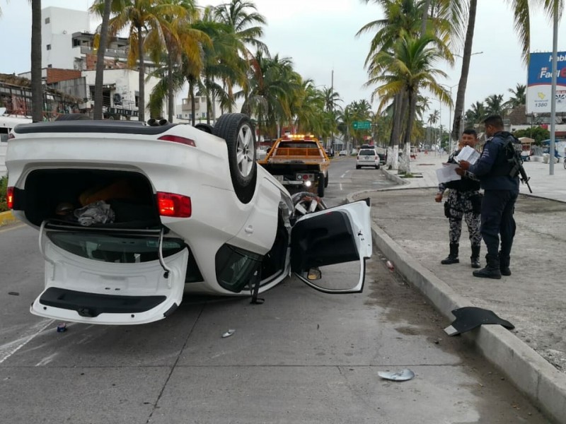 Vuelca auto en bulevar Manuel Ávila Camacho