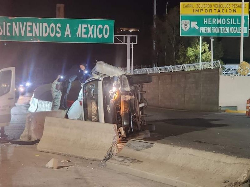 Vuelca auto en garita mariposa, huía de Estados Unidos