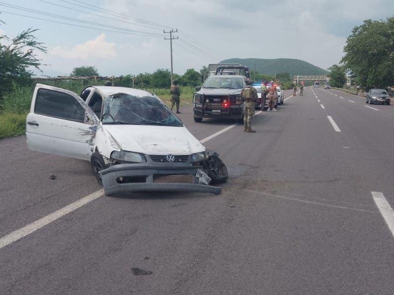 Vuelca auto en la autopista con saldo de tres lesionados