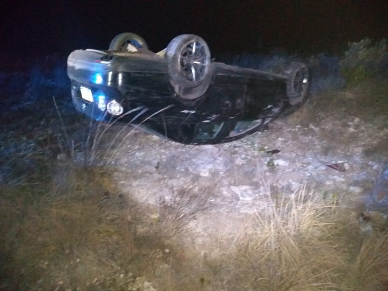 Vuelca auto en la carretera estatal Intermixteca