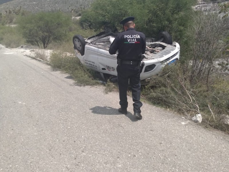 Sin lesionados en volcadura en la carretera Intermixteca