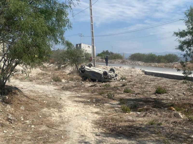 Vuelca auto en Libramiento