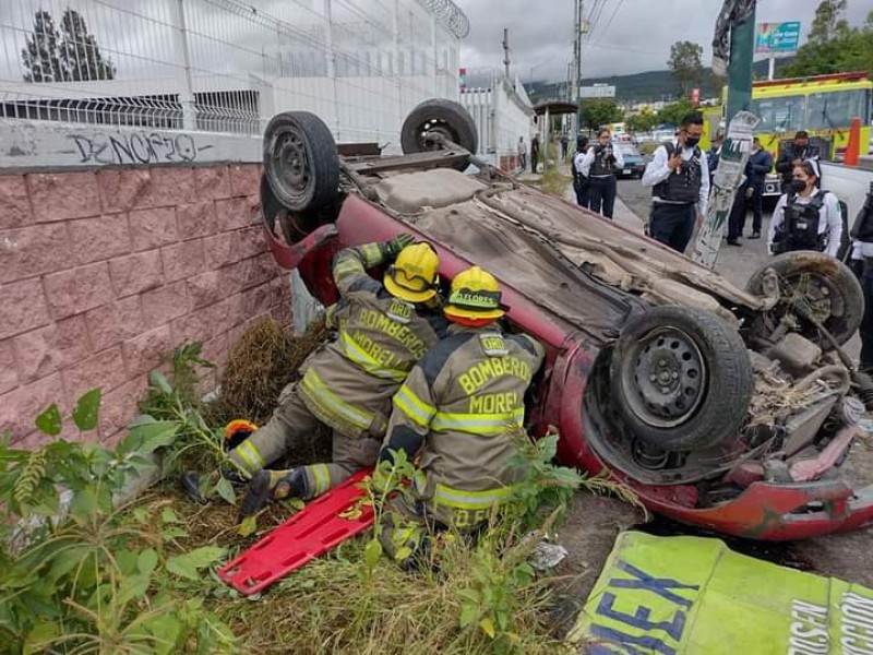 Vuelca auto en libramiento norte de Morelia