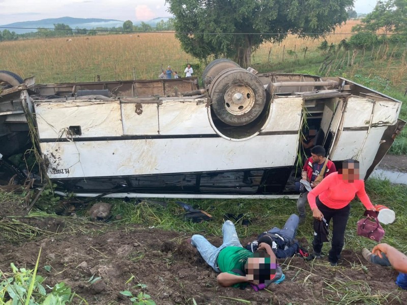 Vuelca autobús con 22 personas en Las Varas