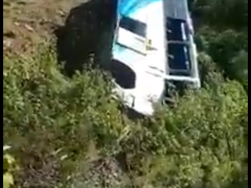 Vuelca autobús de pasajeros en Cumbres de Maltrata