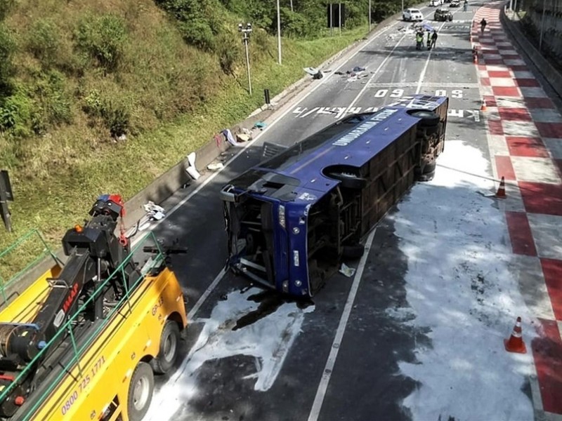 Vuelca autobús en Brasil