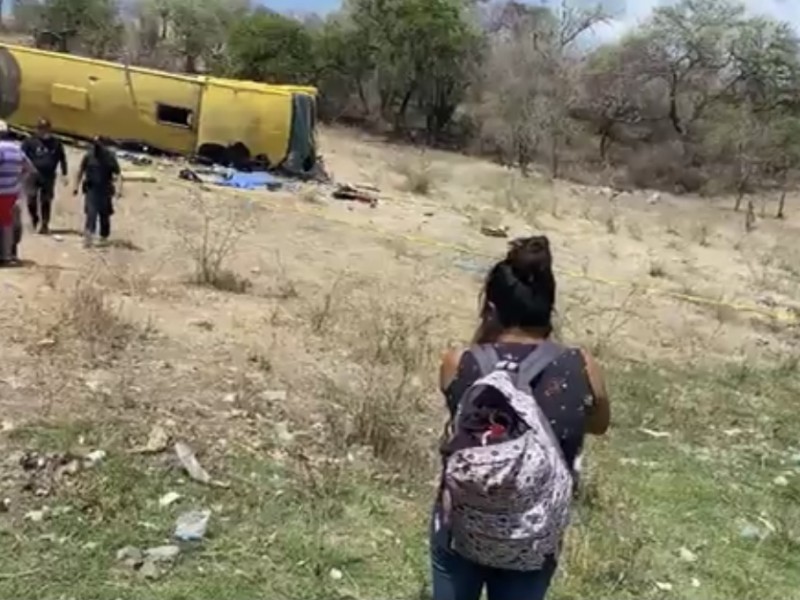 Vuelca autobús en Izúcar; responsable jaló volante a chofer
