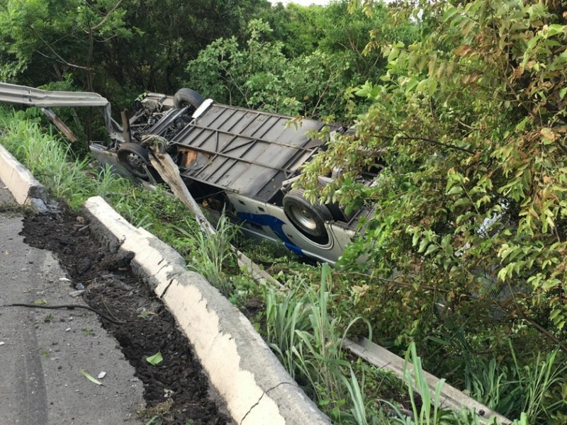 Vuelca autobús en la autopista Tepic-Mazatlán; hay lesionados