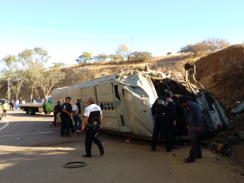 Vuelca autobús, saldo 2 muertos y 36 lesionados
