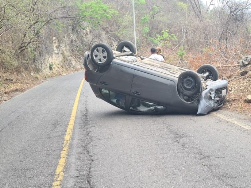 Vuelca automóvil compacto en carretera Minatitlán-Villa de Álvarez
