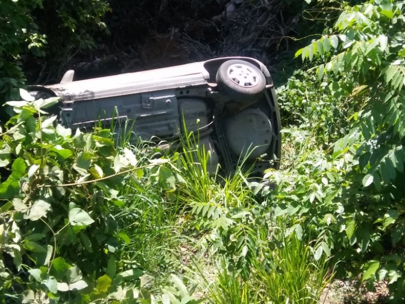 Vuelca automóvil en la carretera federal 200