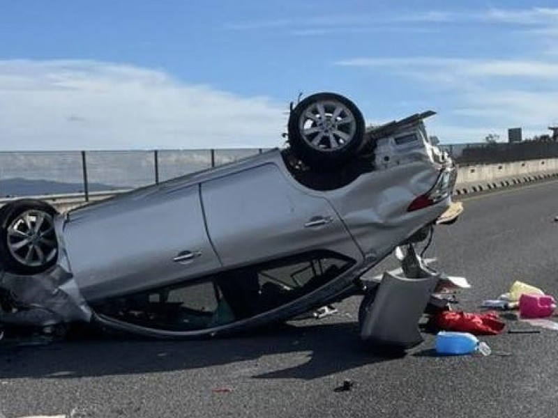 Vuelca automóvil particular en la autopista Guadalajara-Colima