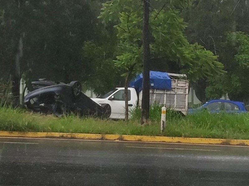 Vuelca automóvil sobre carretera Xalapa-Veracruz