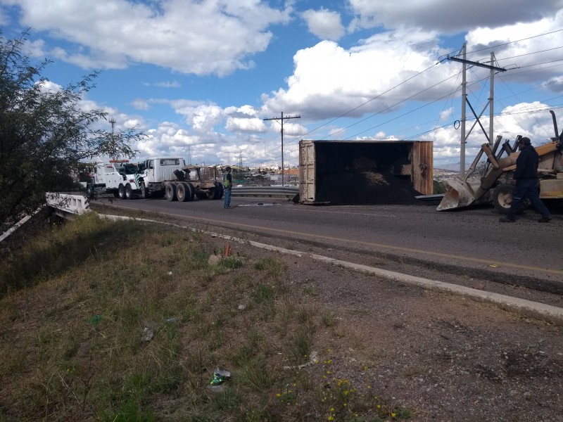 Vuelca caja de camión de volteo en carretera