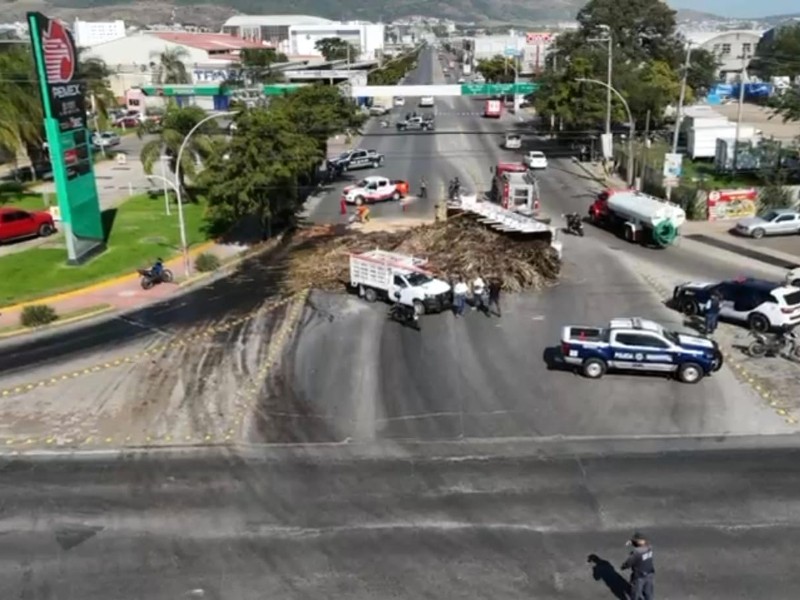 Vuelca camión cañero en Av. Tecnológico y Av. Aguamilpa; derrame provocó cierre