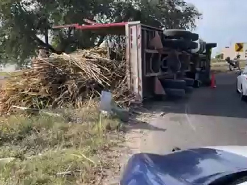 Vuelca camión cañero en libramiento carretero