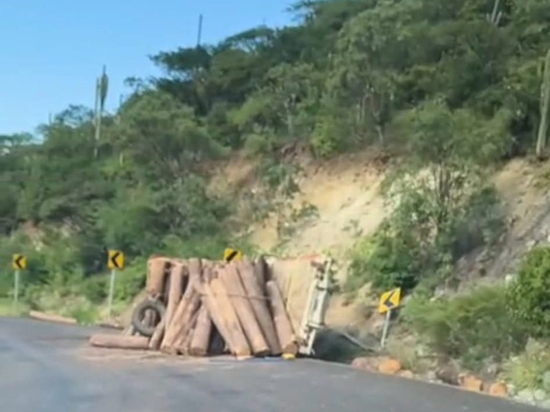 Vuelca camión cargado con troncos en carretera Oaxaca–Istmo