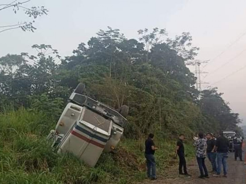 Vuelca camión cargado con varilla en la pista Malpaso- Choapas