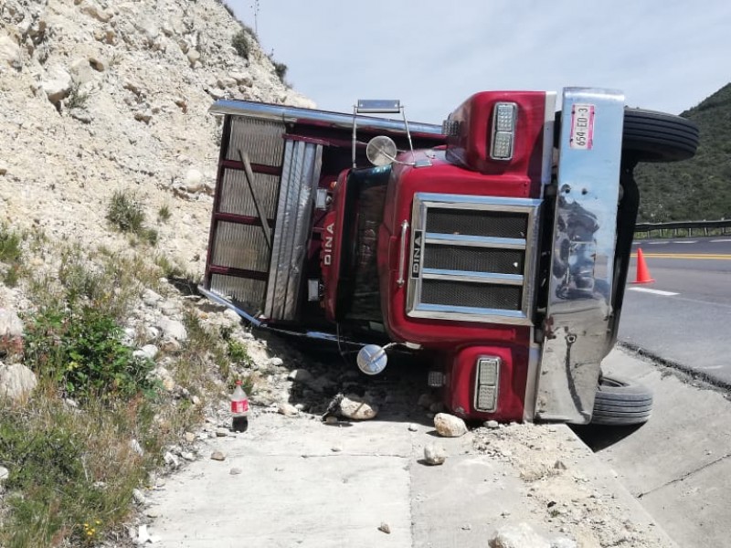 Vuelca camión cargado de mezclilla