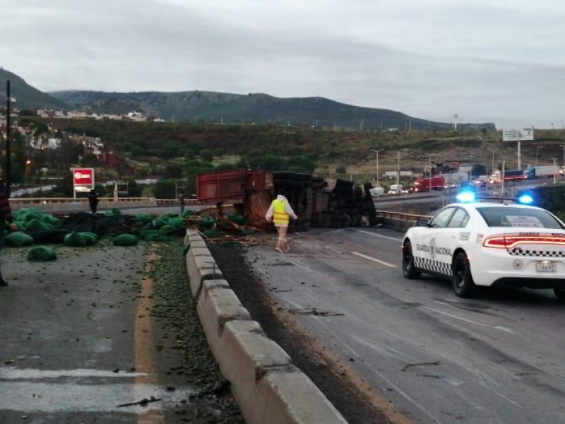 Vuelca camión con carga de chiles en Tránsito Pesado