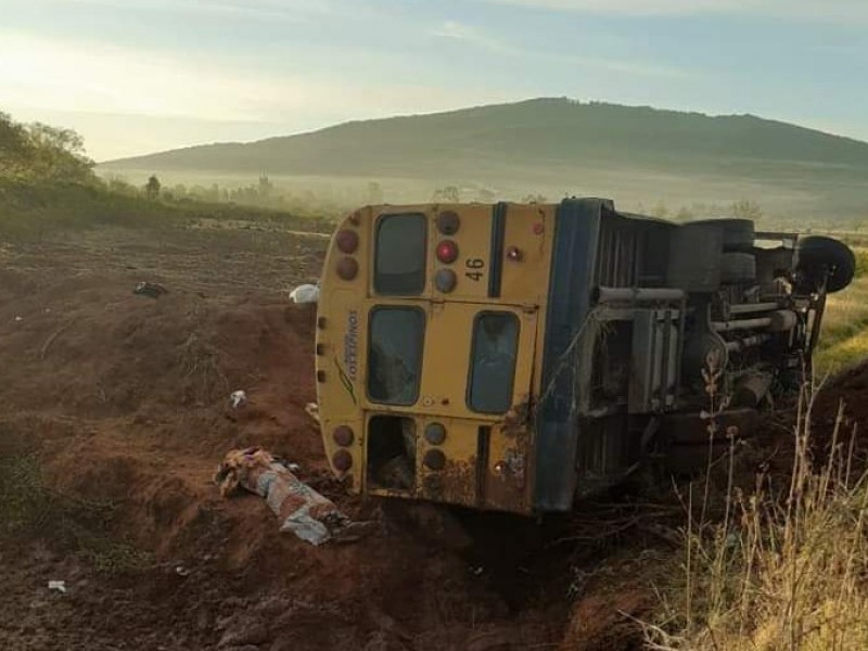 Vuelca camión con jornaleros en Tingüindín
