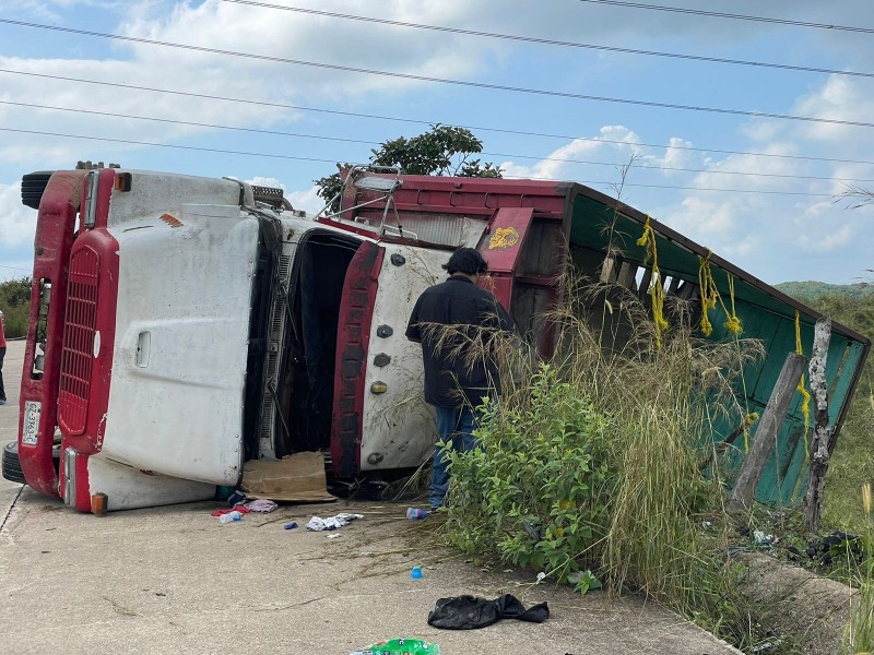 Vuelca camión con migrantes en Las Choapas
