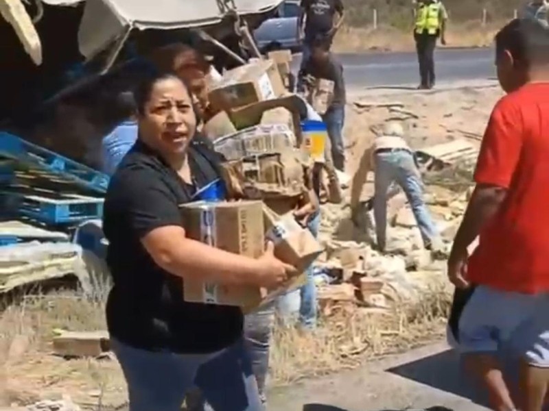 Vuelca camión con paletas: empresa autoriza que se lleven mercancía