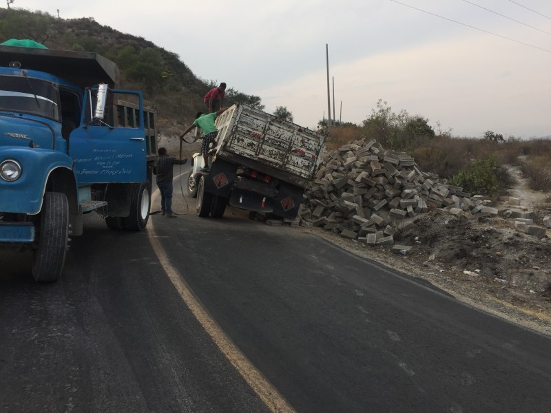 Vuelca camión con tabiques en La Calera