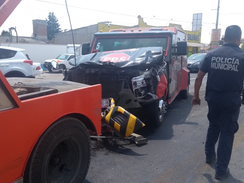 Vuelca camión de basura, hay dos lesionados