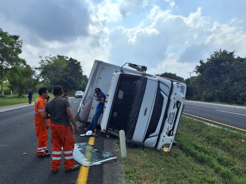 Vuelca camión de carga en la México- Tuxpan