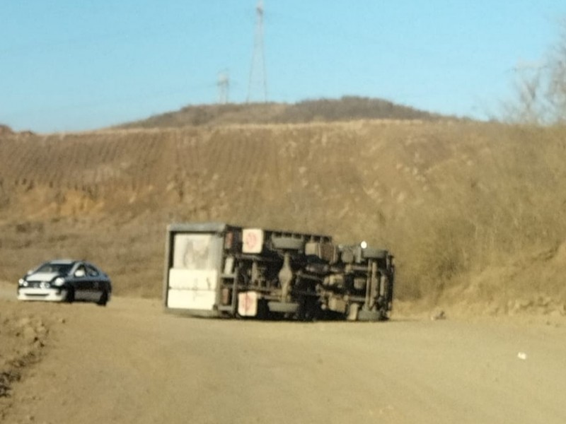 Vuelca camión de carga en Mazatlán