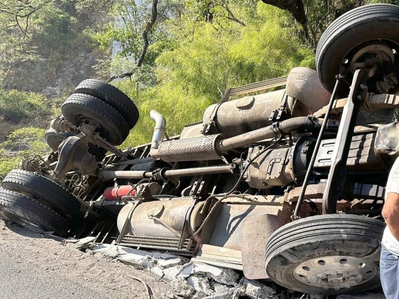 Vuelca camión de carga pesada sobre la libre Colima-Guadalajara