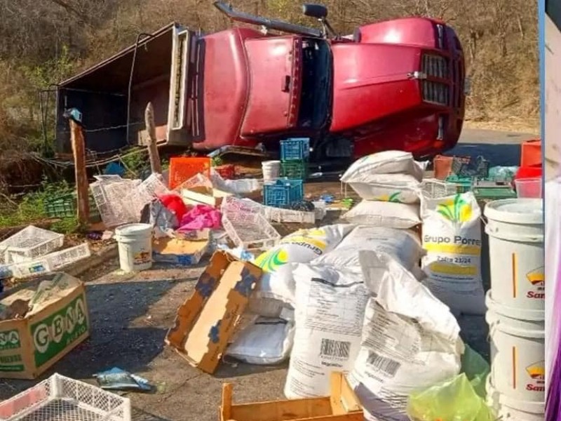 Vuelca camión de comestibles en carretera a Coahuayutla