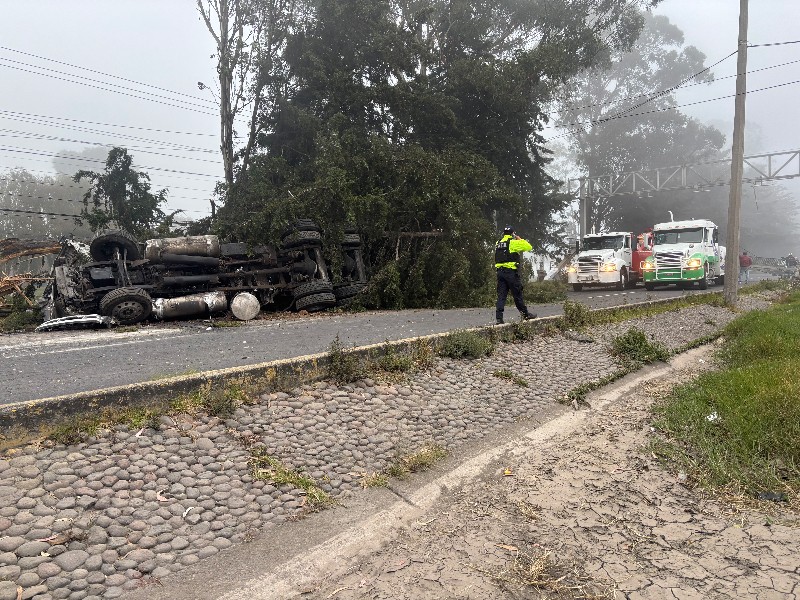 Vuelca camión de doble remolque cargado de cemento en la Toluca-Atlacomulco