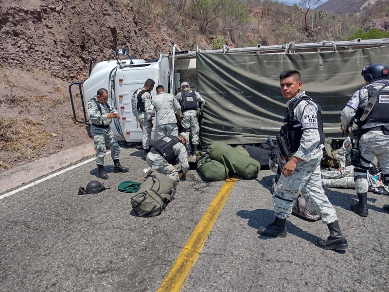 Vuelca camión de la GN en carretera Oaxaca-Istmo