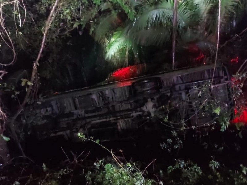 Vuelca camión de pasajero cerca de Sayulita