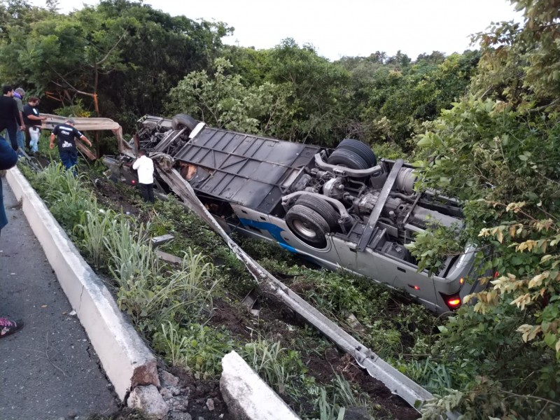 Vuelca camión de pasajeros en autopista Tepic-Mazatlán