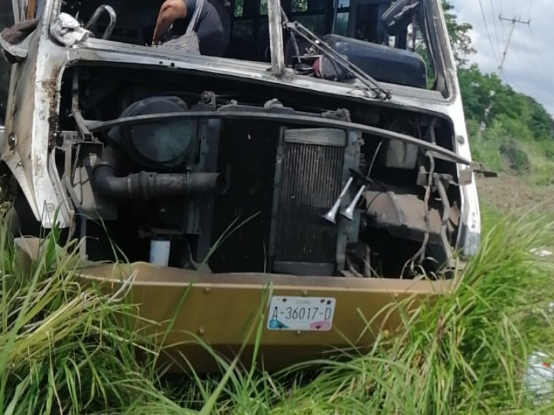 Vuelca camión de pasajeros en Comala, tres muertos