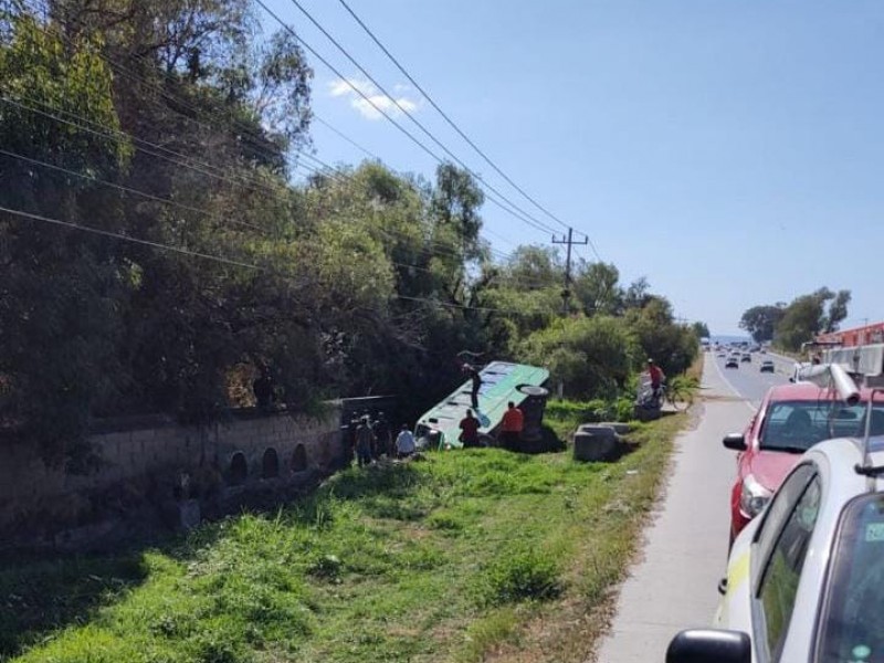Vuelca camión de Transporte Público en Zapopan