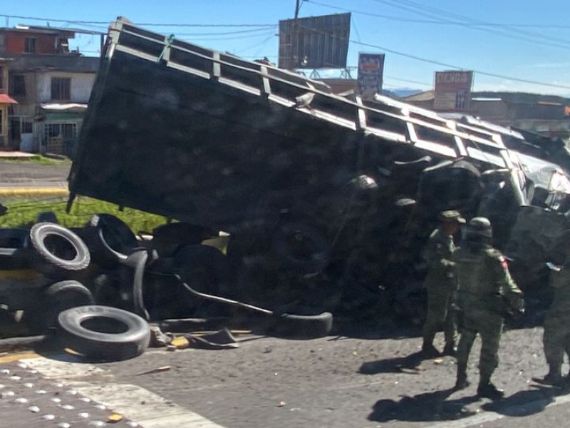 Vuelca camión del ejército en la México-Puebla