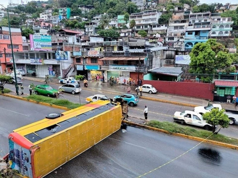 Vuelca camión en Acapulco; un muerto y 10 lesionados