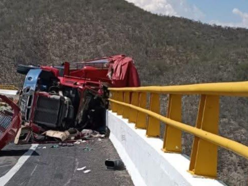 Vuelca camión en la Cuacnopalan-Oaxaca y un tripulante cae del Puente ...
